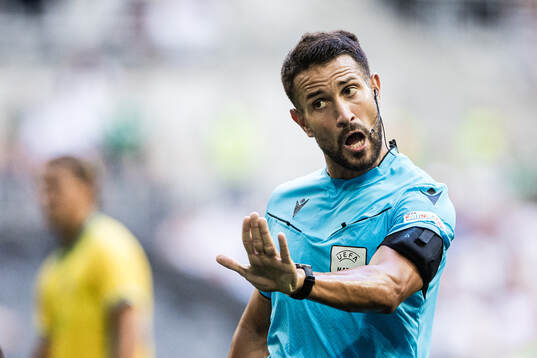 Referee Mathieu Vernice