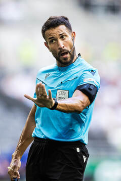 Referee Mathieu Vernice