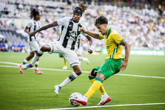 Jeremy Petris of Royal Charleroi SC and Sebastian Tounekti