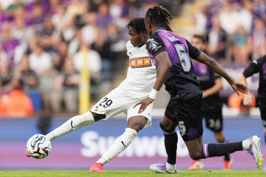Severin Nioule of Häcken and Moussa Ndiaye of Anderlecht