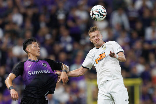 Luis Vazquez of Anderlecht and Marius Lode of Häcken