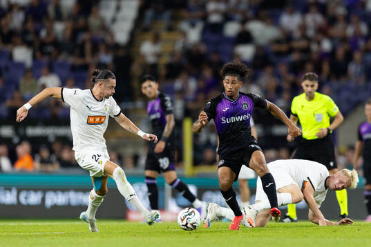 Nathan Saliba of Anderlecht and Amor Layouni of Häcken