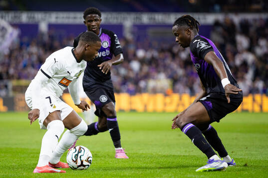 Sanders Ngabo of Häcken and Moussa Ndiaye of Anderlecht