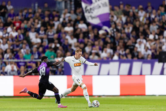 Nilson Angulo of Anderlecht and Julius Lindberg of Häcken