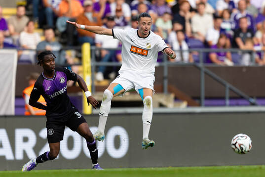 Amor Layouni of Häcken and Moussa Ndiaye of Anderlecht