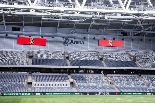 Interiör av 3Arena med Brommapojkarnas logotyper på
