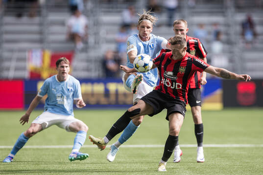 Malmö FFs Jens Stryger Larsen och Brommapojkarnas Adam