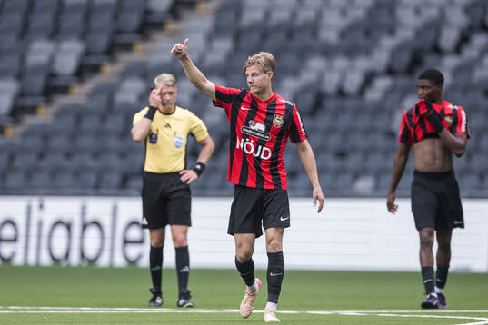 Brommapojkarnas Eric Björkander jublar
