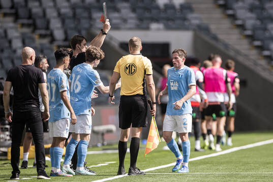 Byte mellan Malmö FFs Adrian Skogmar, Oliver Berg och