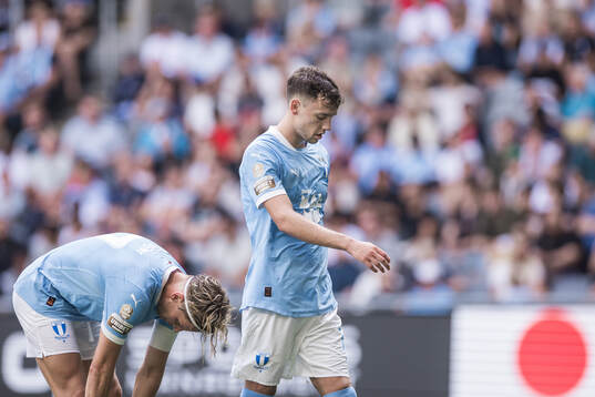 Malmö FFs Jens Stryger Larsen och Colin Rösler deppar