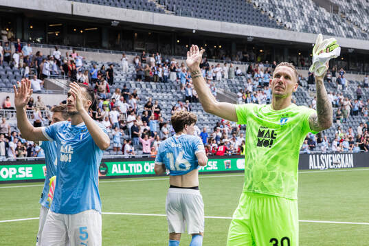 Malmö FFs målvakt Robin Olsen jublar