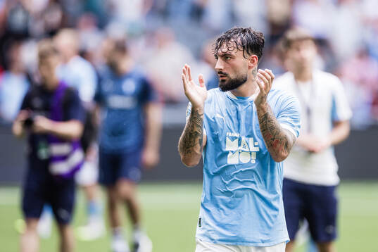 Malmö FFs Sead Haksabanovic applåderar publiken