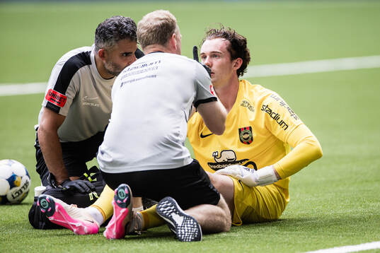 Brommapojkarnas målvakt Leo Cavallius får vård