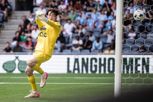 Brommapojkarnas målvakt Leo Cavallius släpper in 2-2 av