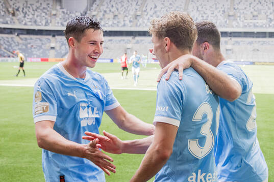 Malmö FFs Lasse Berg Johnsen och Hugo Bolin jublar