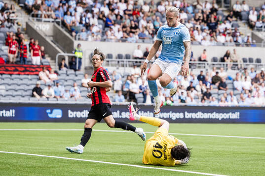 Malmö FFs Arnor Sigurdsson och Brommapojkarnas målvakt