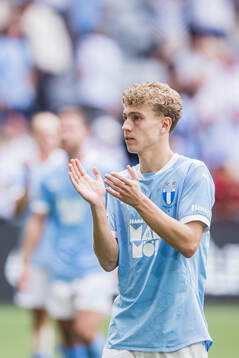 Malmö FFs Hugo Bolin applåderar publiken