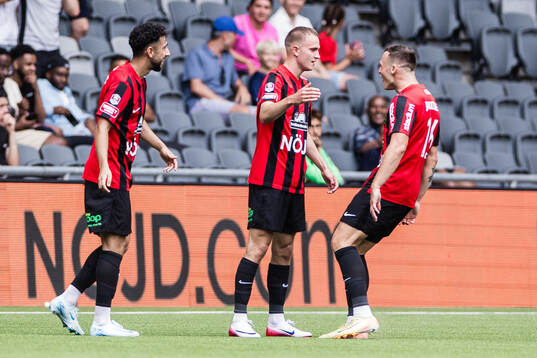 Brommapojkarnas Victor Lind (m) jublar med Daleho Irandust