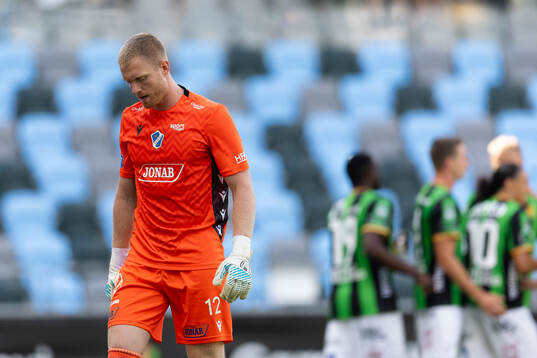 Halmstads målvakt Tim Erlandsson deppar