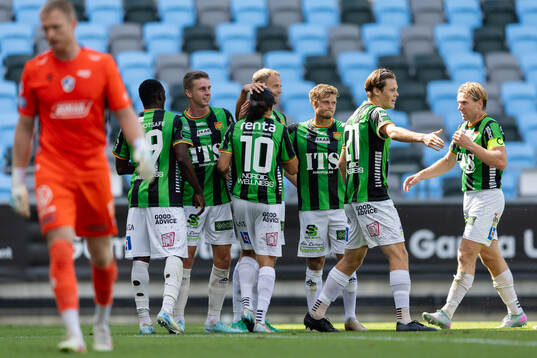 GAIS Gustav Lundgren jublar med lagkamrater