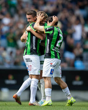 GAIS Kevin Holmén jublar ihop med Oskar Ågren och Matteo