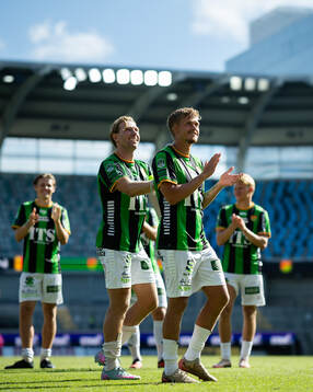 GAIS August Wängberg och Kevin Holmén tackar klacken