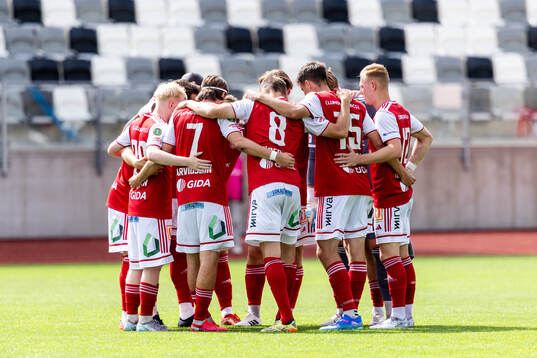 Sandvikens IFs spelare laddar för match