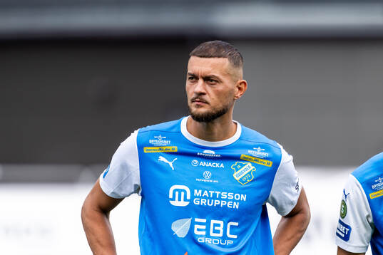 Oddevolds Albert Ejupi nför fotbollsmatchen i Superettan