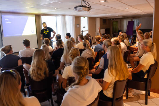 Head coach Ulf Lundberg and players