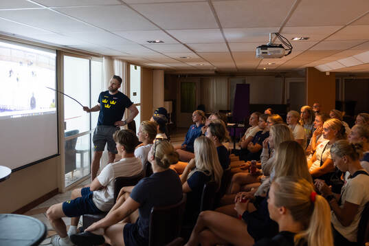Head coach Ulf Lundberg and players