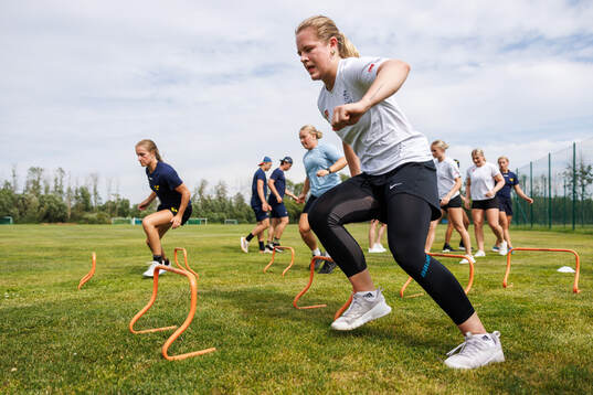 Mira Jungåker warming up