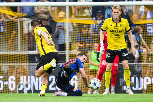 Mjällbys Jesper Gustavsson och Alexander Johansson mot