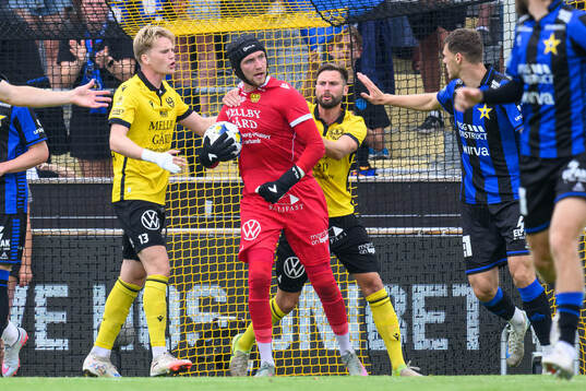 Mjällbys målvakt Noel Törnqvist och Sirius Tobias Anker