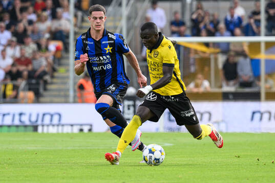 Sirius Robbie Ure och Mjällbys Abdoulie Manneh