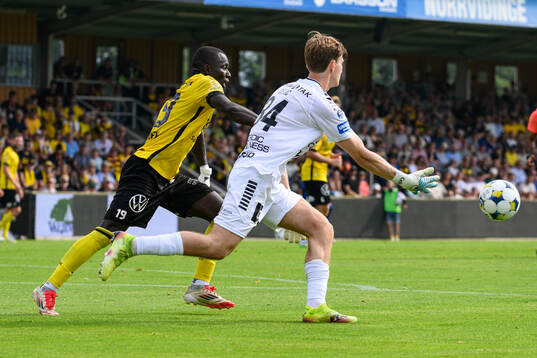 Mjällbys Abdoulie Manneh och Sirius målvakt David Celic