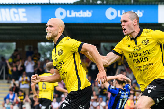 Mjällbys Viktor Gustafson och Jacob Bergström jublar
