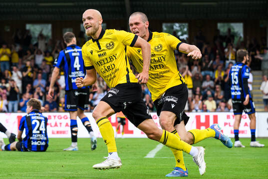 Mjällbys Viktor Gustafson och Jacob Bergström jublar