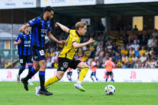 Sirius Joakim Persson och Mjällbys Jeppe Kjaer