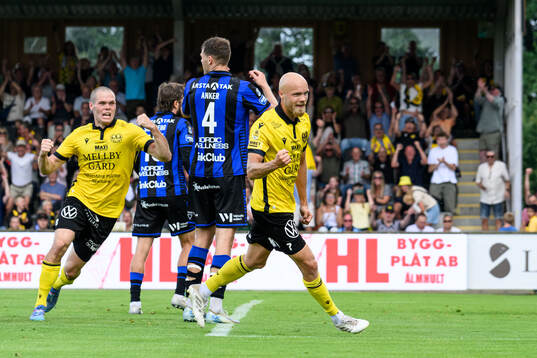 Mjällbys Jacob Bergström och Viktor Gustafson jublar
