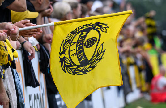 Mjällbys klubbmärke på en flagga