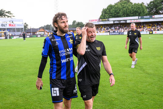 Sirius Simon Sandberg och Mjällbys tränare Anders