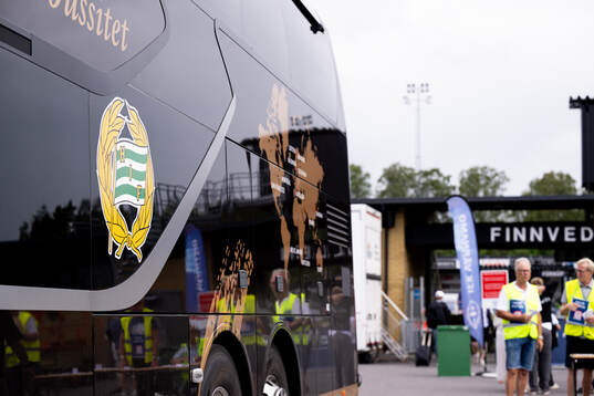 Hammarbys spelarbuss utanför Finnvedsvallen