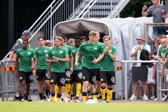 Hammarbys spelare kommer in för uppvärmning