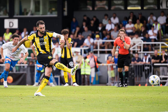 Hammarbys Nahir Besara gör 2-2 på straff