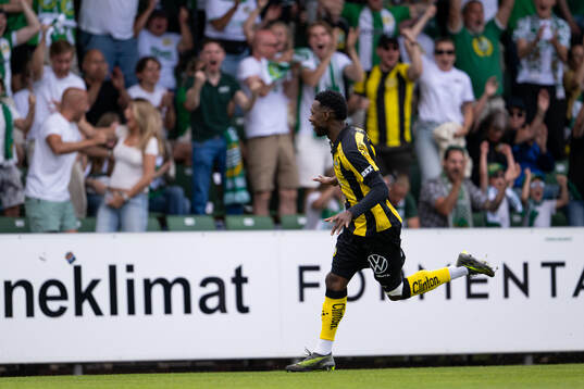Hammarbys Shaquille Pinas jublar