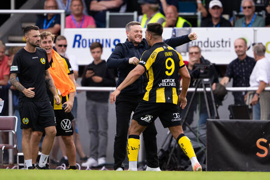 Hammarbys tränare Kim Hellberg jublar med Jusef Erabi