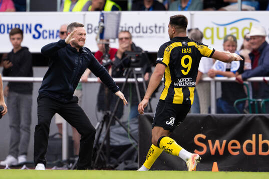 Hammarbys tränare Kim Hellberg och Jusef Erabi jublar