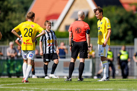 Domare Pontus Olofsson i diskussion med Falkenbergs