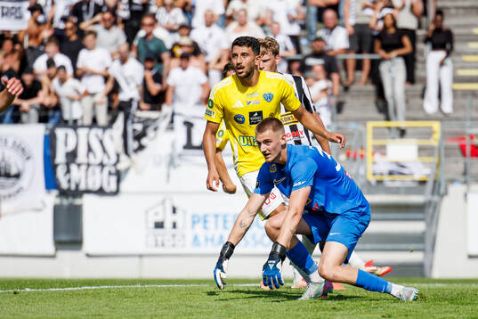 Falkenbergs Leonardo Farah Shahin och Landskronas målvakt