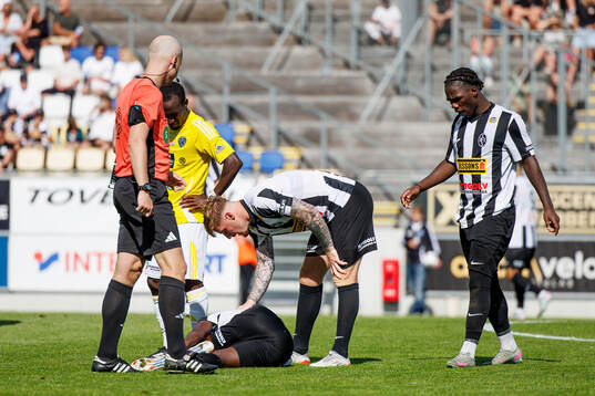 Landskronas Kofi Asare har ont